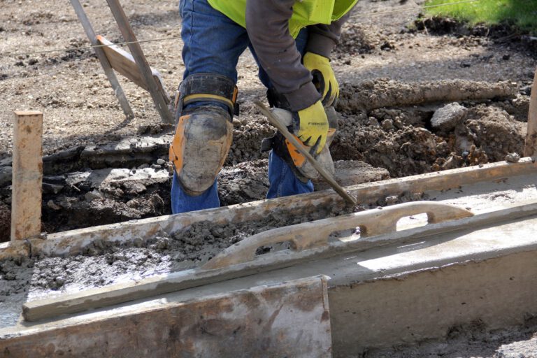 Auf der Baustelle entscheidet frühe Festigkeit darüber, wann Schalungen wegkommen und nächste Bauabschnitte beginnen können.