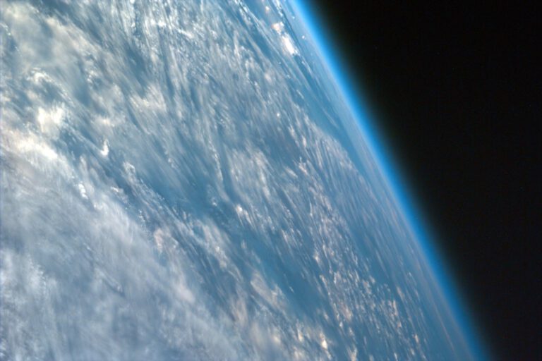 Seit Mitte der 1980er Jahre hat sich die Stratosphäre um rund zwei Grad abgekühlt – obwohl steigendes CO2 den Klimawandel am Boden weiter antreibt. © NASA