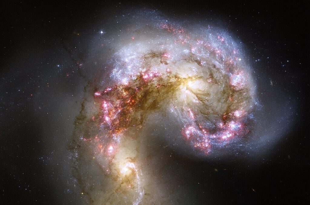 In den Antennen-Galaxien entstehen durch die Kollision zweier Galaxien Milliarden neue Sterne. Besonders dichte Gebiete entwickeln sich dabei zu riesigen Sternhaufen.