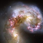 In den Antennen-Galaxien entstehen durch die Kollision zweier Galaxien Milliarden neue Sterne. Besonders dichte Gebiete entwickeln sich dabei zu riesigen Sternhaufen.