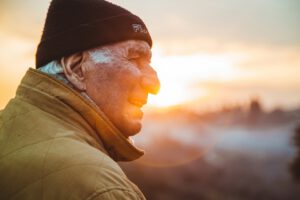 Helles Tageslicht am Tag hing in der Studie mit einem geringeren Demenzrisiko zusammen. Schon rund 42 Minuten sehr helles Licht pro Tag fielen in der Analyse deutlich auf. © Unsplash