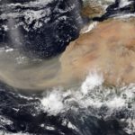 Eine gewaltige Staubwolke aus der Sahara zieht über den Atlantik Richtung Südamerika. Der feine Wüstenstaub bringt Phosphor in den Amazonas – einen wichtigen Nährstoff für den Regenwald.