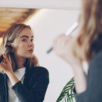 Vor dem Spiegel wird aus einem Social-Media-Trend schnell tägliche Routine: Jugendliche mit viel Beauty-Content greifen laut Studie deutlich häufiger zu Kosmetik- und Pflegeprodukten. © Pexels