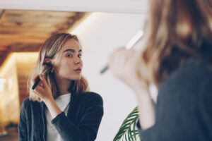 Vor dem Spiegel wird aus einem Social-Media-Trend schnell tägliche Routine: Jugendliche mit viel Beauty-Content greifen laut Studie deutlich häufiger zu Kosmetik- und Pflegeprodukten. © Pexels