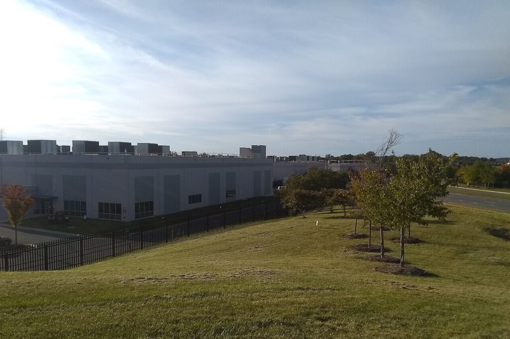 Serverreihen in Ashburn, Virginia: Rechenzentren wie diese treiben den Energiebedarf der KI nach oben – und erhöhen den Druck auf sparsamere Chips.