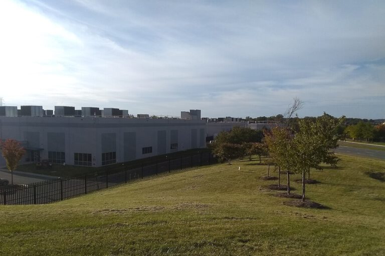 Serverreihen in Ashburn, Virginia: Rechenzentren wie diese treiben den Energiebedarf der KI nach oben – und erhöhen den Druck auf sparsamere Chips.