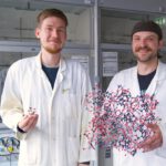 Lasse Wegner (links) und Kalle Mertin zeigen, woran sie arbeiten: eine Testzelle zur Wassergewinnung aus Luft und ein Modell des hochporösen MOF-Materials, das zugleich für effizientere Kühlung optimiert wurde. © Christina Anders, Uni Kiel