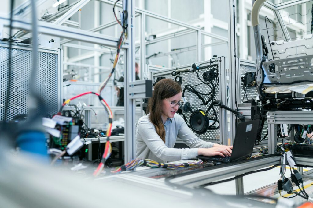 Deutschland sucht dringend Ingenieure und IT-Fachkräfte. Gleichzeitig erreicht ihre Arbeitslosigkeit einen Rekord – besonders in der Industrie geraten Arbeitsplätze unter Druck. © Unsplash