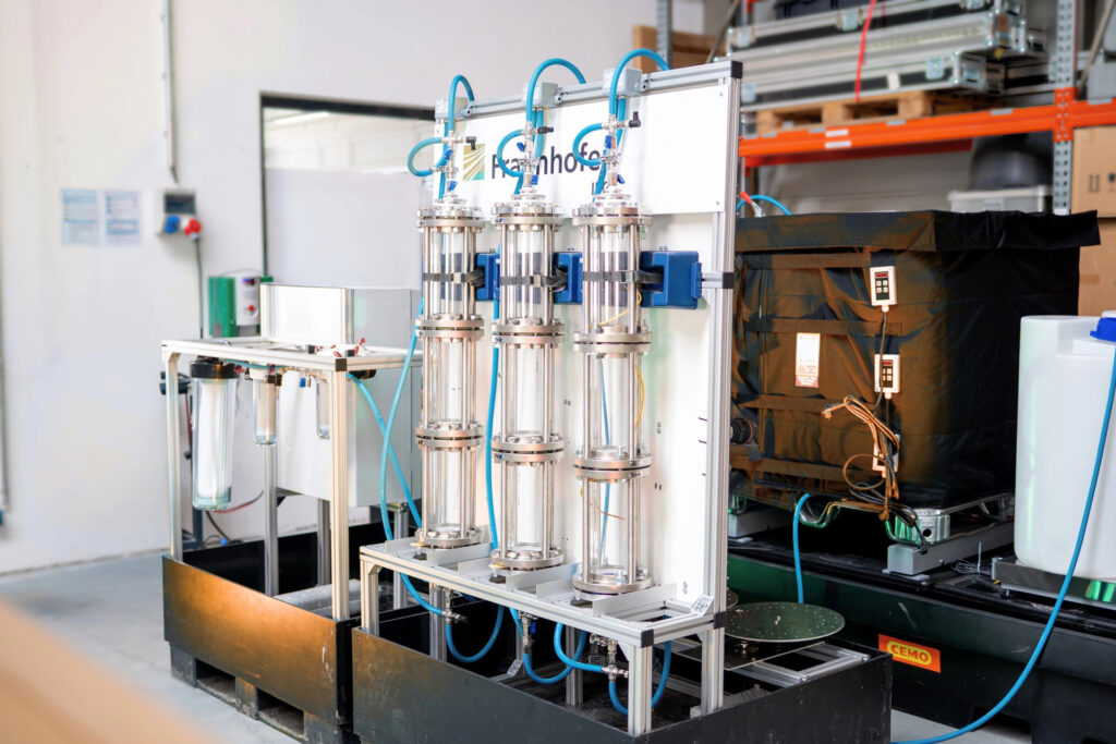 Die neue Pilotanlage verarbeitet bis zu 1.000 Liter Thermalwasser pro Tag und soll zeigen, welches Adsorbermaterial Lithium besonders zuverlässig bindet. © Neptune Energy