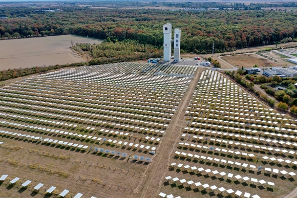 Die Solartürme in Jülich stehen inmitten eines riesigen Spiegelfeldes. Mehr als 2000 bewegliche Spiegel bündeln Sonnenlicht auf die Turmspitze – doch ihre genaue Ausrichtung bleibt die größte technische Herausforderung. © DLR