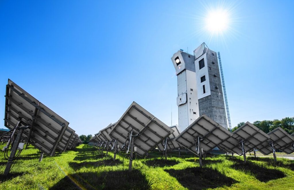 Mehr als 2000 Spiegel lenken in Jülich Sonnenlicht auf einen Turm. Schon kleine Abweichungen kosten Leistung – deshalb soll KI die Ausrichtung künftig präziser machen.