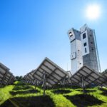 Mehr als 2000 Spiegel lenken in Jülich Sonnenlicht auf einen Turm. Schon kleine Abweichungen kosten Leistung – deshalb soll KI die Ausrichtung künftig präziser machen.