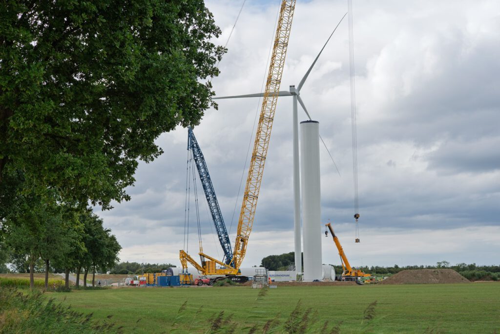 Beim Austausch alter Windräder entscheidet sich, ob wertvolle Bauteile verloren gehen oder noch Jahre weiterarbeiten können. Besonders Fundamente und Infrastruktur bieten großes Einsparpotenzial.