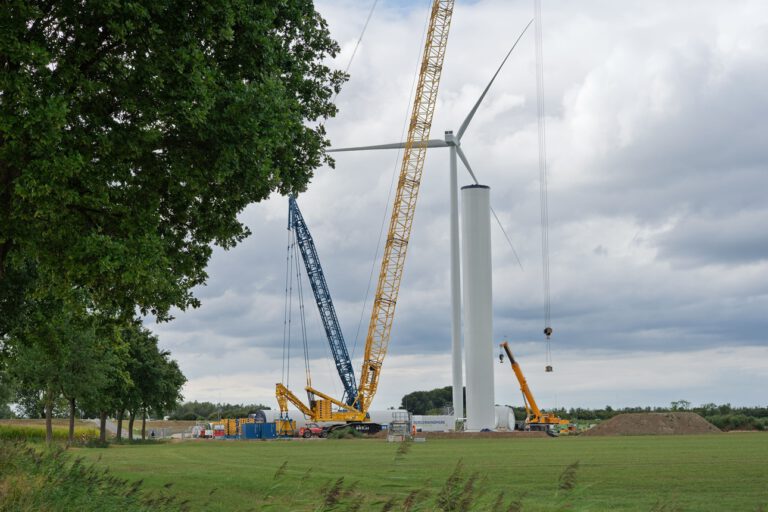 Beim Austausch alter Windräder entscheidet sich, ob wertvolle Bauteile verloren gehen oder noch Jahre weiterarbeiten können. Besonders Fundamente und Infrastruktur bieten großes Einsparpotenzial.