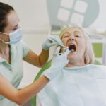 Ältere Frau beim Zahnarzt