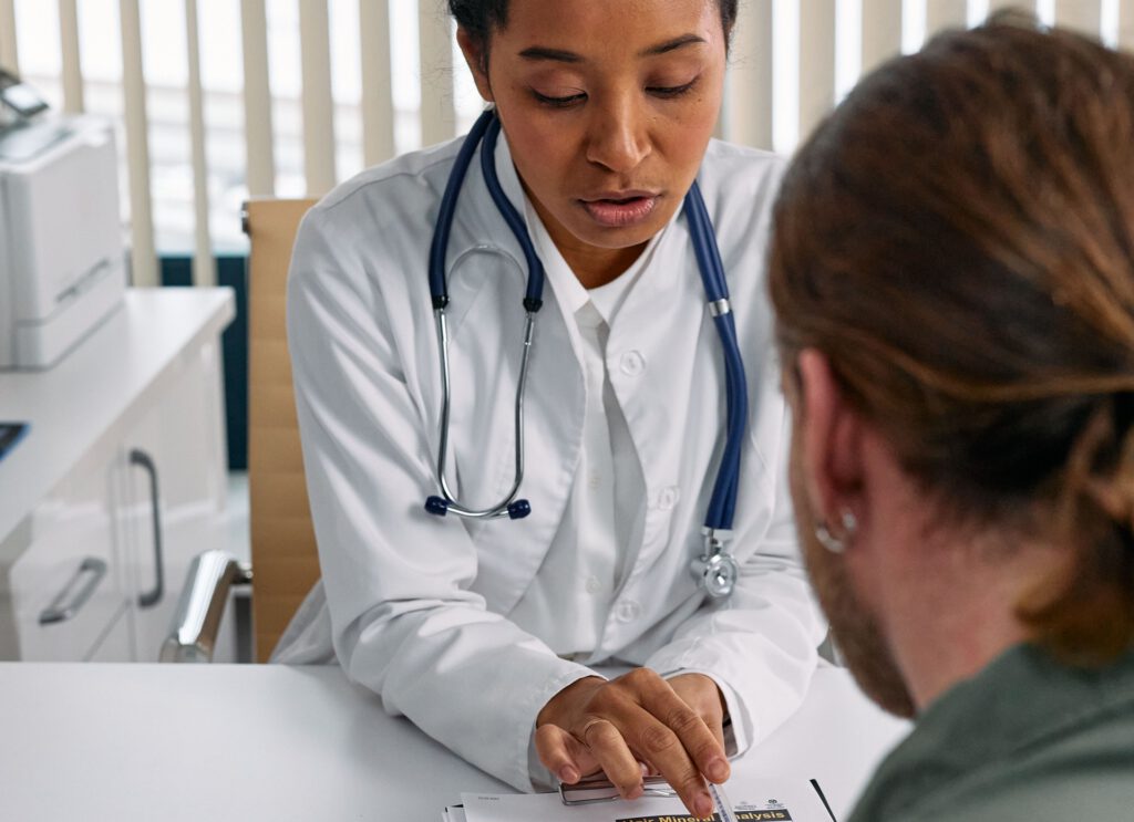 Künstliche Intelligenz soll Ärzte bei Diagnosen unterstützen. Entscheidend ist dabei nicht nur, wie oft sie richtigliegt, sondern auch, ob sie erkennt, wann eine menschliche Kontrolle nötig ist.
