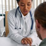Künstliche Intelligenz soll Ärzte bei Diagnosen unterstützen. Entscheidend ist dabei nicht nur, wie oft sie richtigliegt, sondern auch, ob sie erkennt, wann eine menschliche Kontrolle nötig ist.