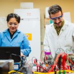 Mikroben sollen im Meer Strom erzeugen und Unterwasser-Sensoren jahrelang ohne Batteriewechsel mit Energie versorgen.