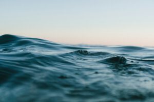 Unter dem Meer treten starke Erdbeben teils wie ein Uhrwerk auf – Forscher fanden nun die natürliche Bremse dafür.