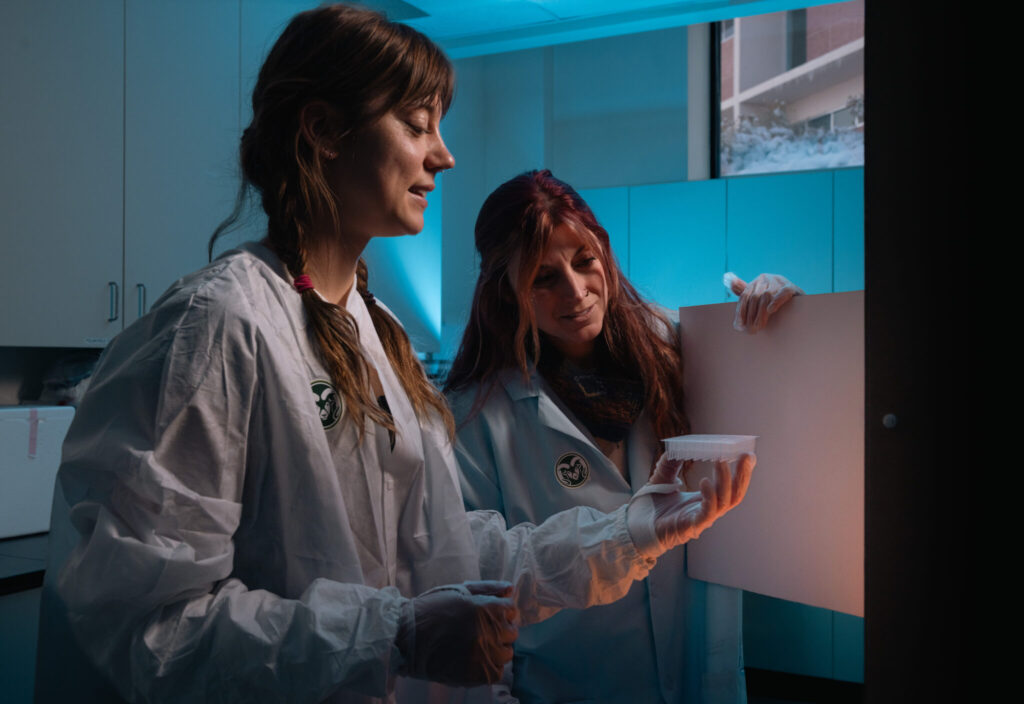 Die Atmosphärenforscherinnen Camille Mavis (links) und Jessie Creamean untersuchen Proben, um den Einfluss eisbildender Partikel auf das Klima in der Arktis zu analysieren. © Colorado State University