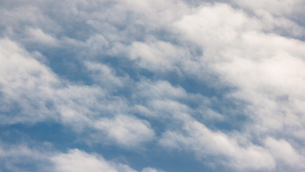 In der Arktis entstehen Wolken offenbar auch durch Partikel aus Schmelzwasser auf dem Meereis. © Colorado State University/Walter Scott, Jr. College of Engineering