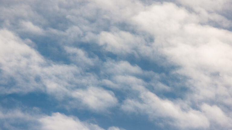 In der Arktis entstehen Wolken offenbar auch durch Partikel aus Schmelzwasser auf dem Meereis. © Colorado State University/Walter Scott, Jr. College of Engineering