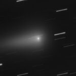 Der interstellare Komet 3I/ATLAS auf einer VLT-Aufnahme vom 18. Januar 2026: Weil sich der Komet während der 14-minütigen Beobachtung bewegt, ziehen die Sterne im Hintergrund helle Spuren.