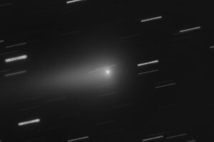Der interstellare Komet 3I/ATLAS auf einer VLT-Aufnahme vom 18. Januar 2026: Weil sich der Komet während der 14-minütigen Beobachtung bewegt, ziehen die Sterne im Hintergrund helle Spuren.