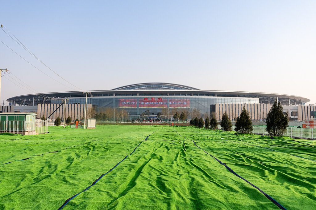 Der Bahnhof Xiong’an nutzt sein riesiges Dach als Solarkraftwerk. Die Photovoltaikanlage soll jährlich rund 5,8 Millionen Kilowattstunden Strom erzeugen. © N509FZ via Wikimedia Commons unter CC BY-SA 4.0