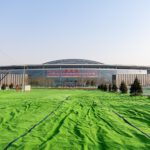 Der Bahnhof Xiong’an nutzt sein riesiges Dach als Solarkraftwerk. Die Photovoltaikanlage soll jährlich rund 5,8 Millionen Kilowattstunden Strom erzeugen. © N509FZ via Wikimedia Commons unter CC BY-SA 4.0