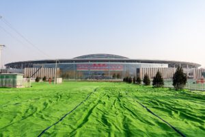 Der Bahnhof Xiong’an nutzt sein riesiges Dach als Solarkraftwerk. Die Photovoltaikanlage soll jährlich rund 5,8 Millionen Kilowattstunden Strom erzeugen. © N509FZ via Wikimedia Commons unter CC BY-SA 4.0