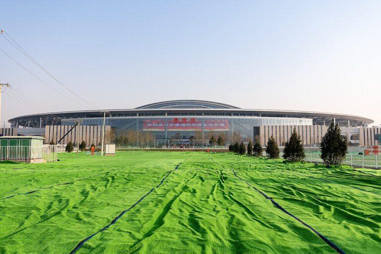 Der Bahnhof Xiong’an nutzt sein riesiges Dach als Solarkraftwerk. Die Photovoltaikanlage soll jährlich rund 5,8 Millionen Kilowattstunden Strom erzeugen. © N509FZ via Wikimedia Commons unter CC BY-SA 4.0