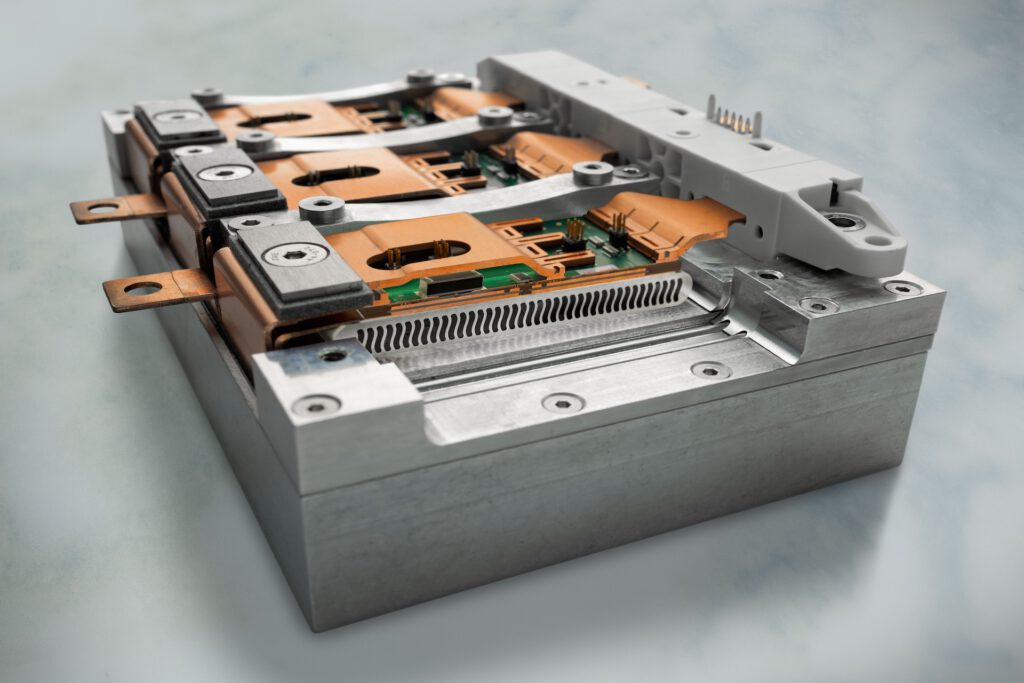 Der Wechselrichter fürs Elektroauto passt in etwa in den Raum einer kleinen Milchtüte. © Fraunhofer IZM/Volker Mai
