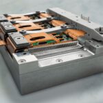 Der Wechselrichter fürs Elektroauto passt in etwa in den Raum einer kleinen Milchtüte. © Fraunhofer IZM/Volker Mai