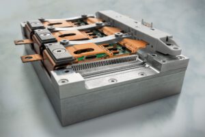 Der Wechselrichter fürs Elektroauto passt in etwa in den Raum einer kleinen Milchtüte. © Fraunhofer IZM/Volker Mai