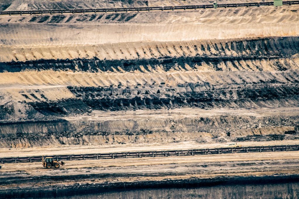 Mehr als 1.000 Meter unter der Oberfläche können sich geologische Strukturen und mögliche Rohstoffvorkommen verbergen – neue Messsysteme sollen sie aus der Luft erfassen. (Symbolbild) © Pexels