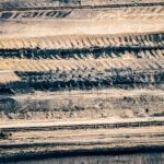 Mehr als 1.000 Meter unter der Oberfläche können sich geologische Strukturen und mögliche Rohstoffvorkommen verbergen – neue Messsysteme sollen sie aus der Luft erfassen. (Symbolbild) © Pexels