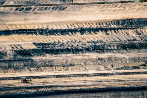 Mehr als 1.000 Meter unter der Oberfläche können sich geologische Strukturen und mögliche Rohstoffvorkommen verbergen – neue Messsysteme sollen sie aus der Luft erfassen. (Symbolbild) © Pexels