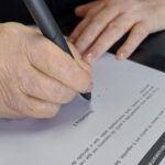 Schon beim Schreiben nach Diktat zeigte sich in der Studie ein auffälliger Unterschied: Menschen mit kognitiver Beeinträchtigung brauchten länger bis zum ersten Strich und setzten den Stift häufiger neu an. © Ana Rita Silva / Frontiers