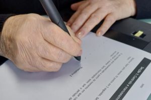 Schon beim Schreiben nach Diktat zeigte sich in der Studie ein auffälliger Unterschied: Menschen mit kognitiver Beeinträchtigung brauchten länger bis zum ersten Strich und setzten den Stift häufiger neu an. © Ana Rita Silva / Frontiers