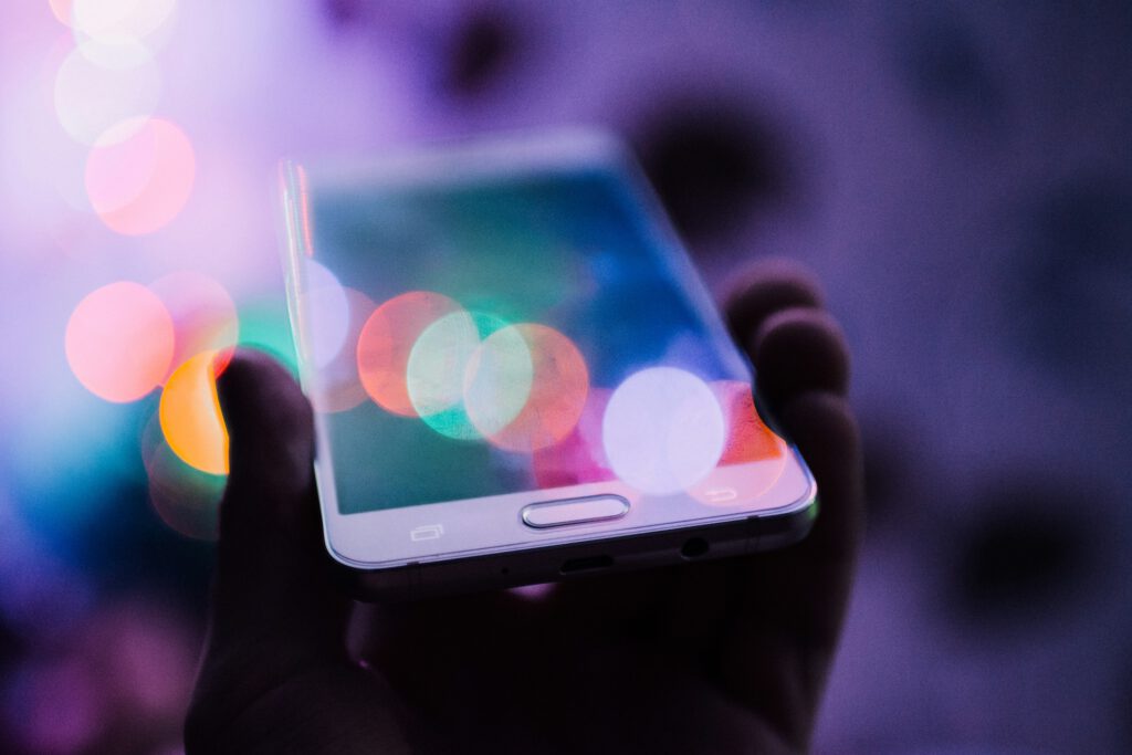 Bei Smartphones sind Display und Kamera bisher getrennt. Neue Fourier-Pixel könnten dafür sorgen, dass der Bildschirm künftig auch Licht erkennt. © Unsplash