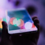 Bei Smartphones sind Display und Kamera bisher getrennt. Neue Fourier-Pixel könnten dafür sorgen, dass der Bildschirm künftig auch Licht erkennt. © Unsplash