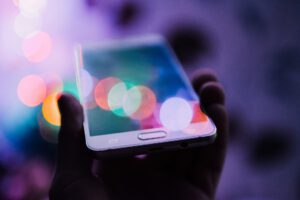 Bei Smartphones sind Display und Kamera bisher getrennt. Neue Fourier-Pixel könnten dafür sorgen, dass der Bildschirm künftig auch Licht erkennt. © Unsplash