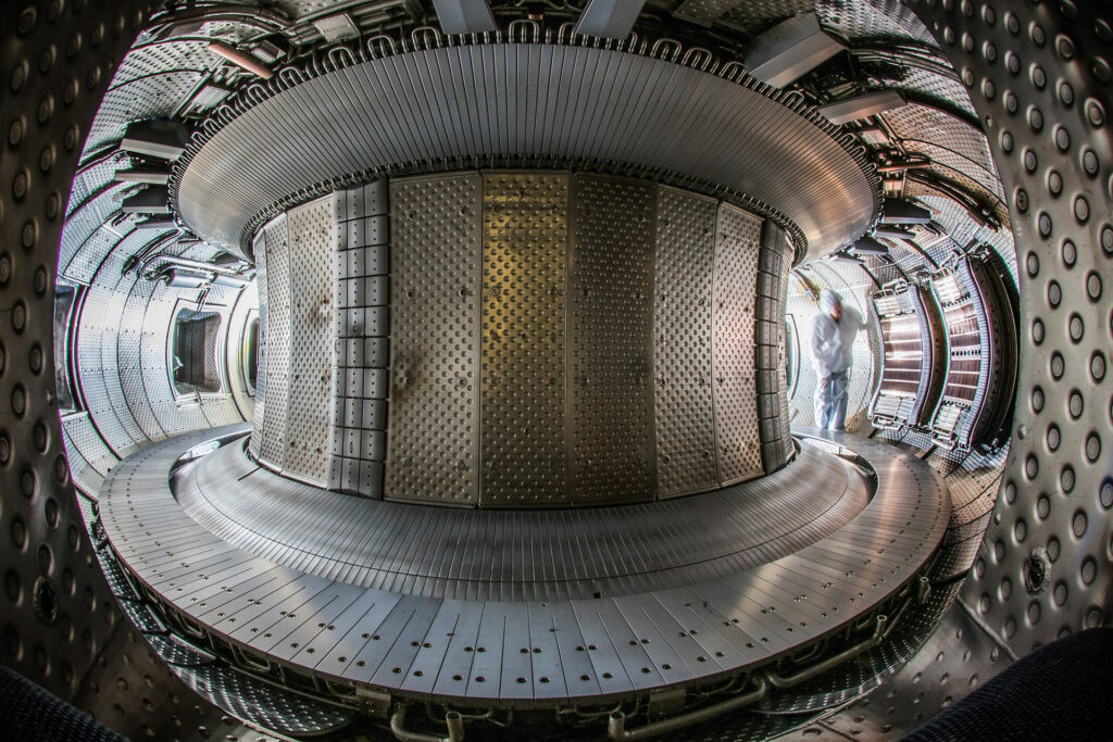 Auch im Tokamak WEST testen Forscher Wolfram für die heißesten Bereiche künftiger Fusionsreaktoren.