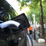 Sinkende Batteriekosten kommen bislang nur teilweise bei den E-Auto-Preisen an: Inflationsbereinigt verbilligten sich Batteriesysteme seit 2020 um bis zu 37 Prozent. © Unsplash