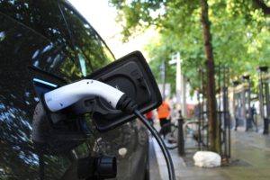 Sinkende Batteriekosten kommen bislang nur teilweise bei den E-Auto-Preisen an: Inflationsbereinigt verbilligten sich Batteriesysteme seit 2020 um bis zu 37 Prozent. © Unsplash