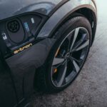 Induktives Laden soll Elektroautos künftig ohne Stecker mit Energie versorgen. Ein neuer 20-Kilowatt-Lader erreichte im Test bei der drahtlosen Energieübertragung eine Effizienz von 98,51 Prozent. © Pexels