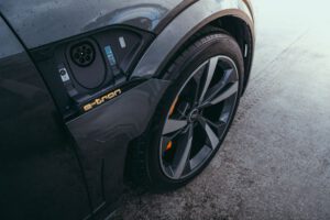 Induktives Laden soll Elektroautos künftig ohne Stecker mit Energie versorgen. Ein neuer 20-Kilowatt-Lader erreichte im Test bei der drahtlosen Energieübertragung eine Effizienz von 98,51 Prozent. © Pexels