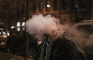 Smart Vapes verbinden Nikotin mit Apps, Punkten und Krypto-Belohnungen. Forscher warnen, dass daraus ein zusätzlicher Anreiz zum Weiterdampfen entstehen kann.