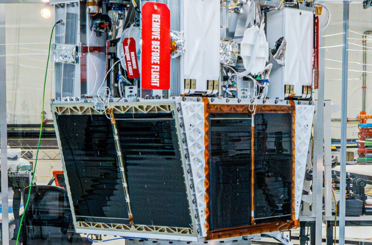 Eärendil-1 soll mit einem 18 Meter großen Reflektor Sonnenlicht aus dem Erdorbit gezielt auf ausgewählte Gebiete lenken – zunächst als technischer Test.
